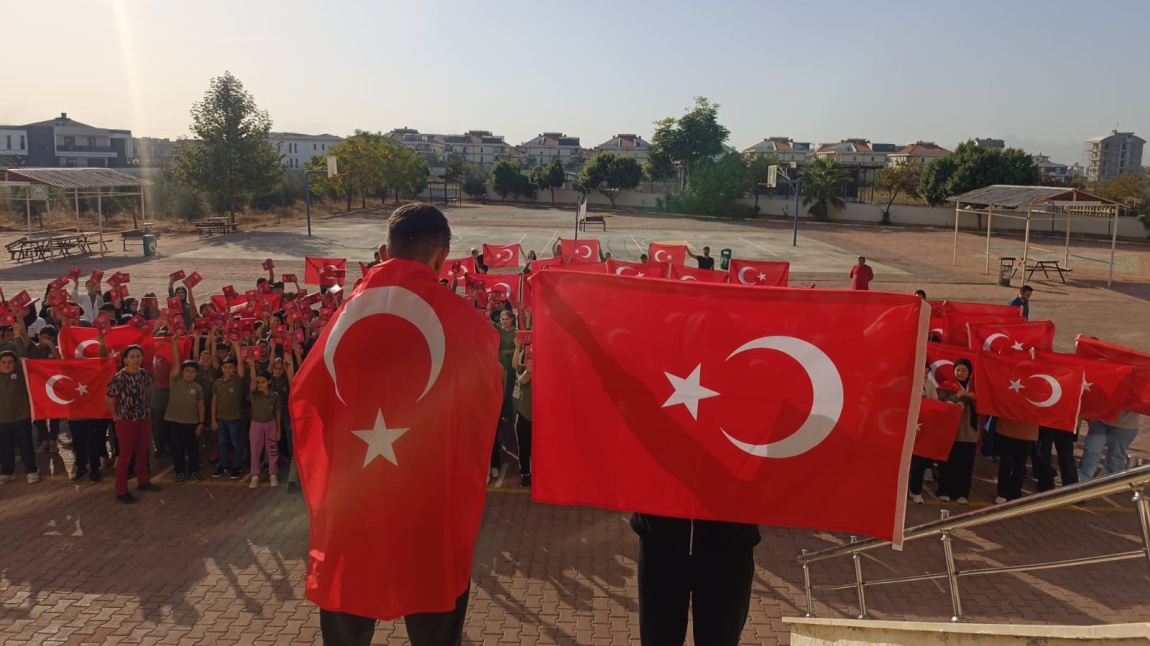 Cumhuriyetimizin 100.yılı etkinlikleri çerçevesinde Antalya Valiliğinin verdiği bayrakları öğrencilerimize dağıttık.