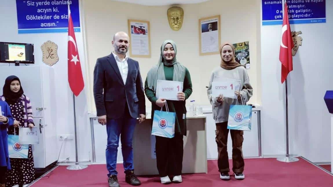 Genç Nida Kur'an-ı Kerim'i güzel okuma yarışmasına ortaokul grubunda  katılan 8/A sınıfından  Medine DEMiR Antalya il 1.si oldu.Öğrencimizi tebrik ediyoruz