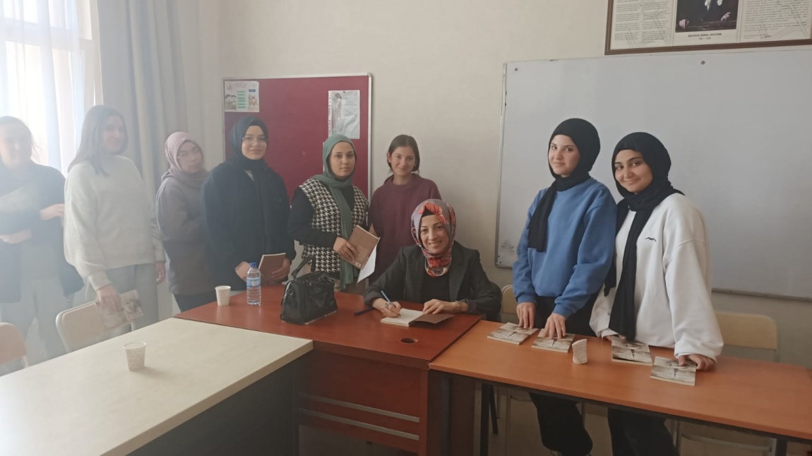 Yazar  Doç. Dr. Bedia Koçakoğlu ile öğrencilerimiz bir araya geldi.