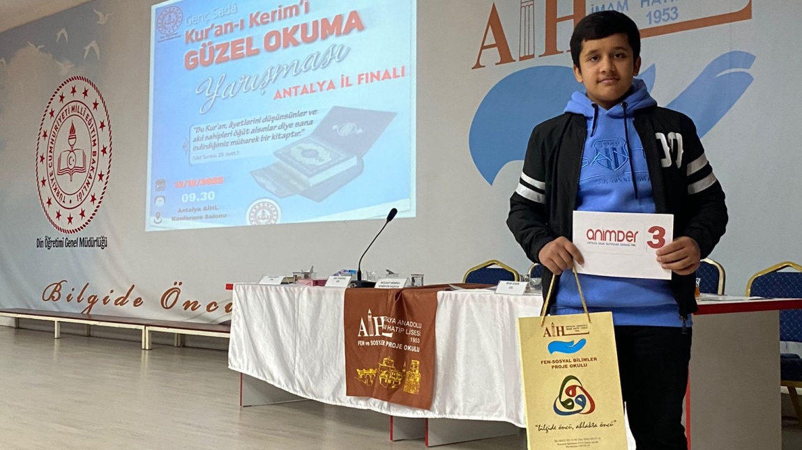 Öğrencimiz Abdül Sadid Samadi Kur’an-ı Kerim güzel okuma yarışmasında İl üçüncüsü oldu.
